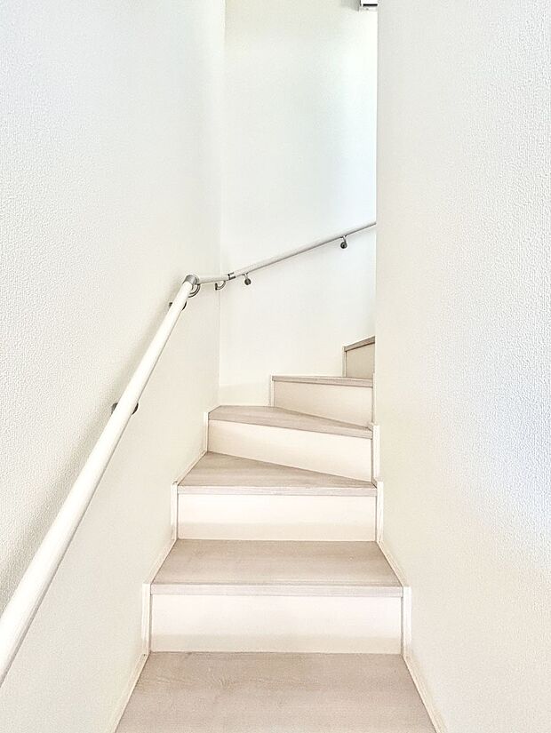 安全性を考慮し階段には手すりを設置しています