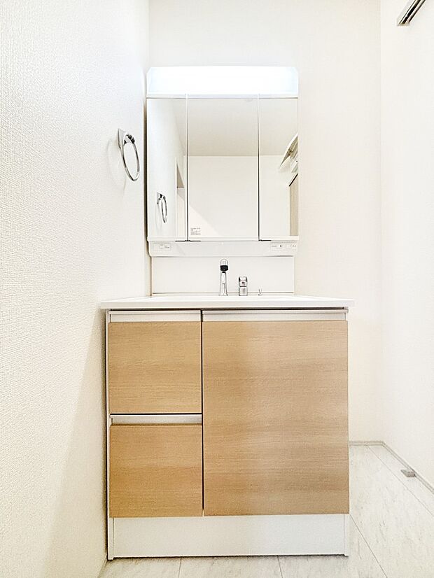 収納力と機能性に優れたお手入れラクラク洗面化粧台！  