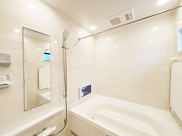 一日の疲れを癒してくれる明るい清潔感のあるバスルーム