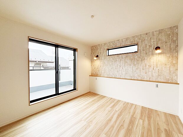 バルコニーが開放感をプラスしてくれる洋室