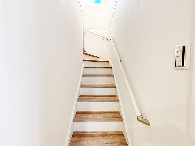 階段は手すり付きなので小さなお子さまやご高齢の方も安心です