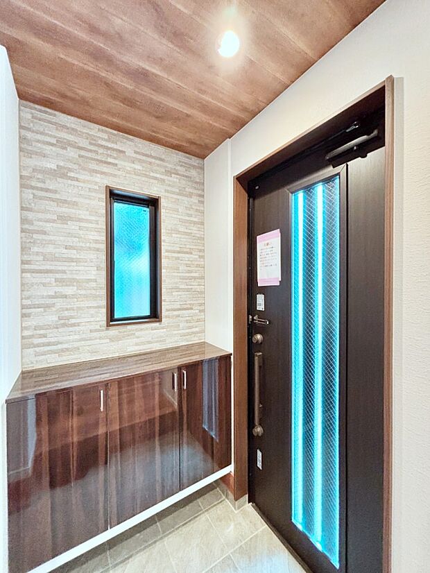 飾り棚を利用して、お越しいただくお客様をおもてなしできます。