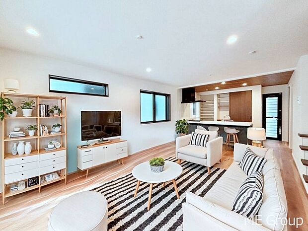 家族の和やかな会話が聞こえてきそう。開放感のあるリビングです。※家具はCGです  