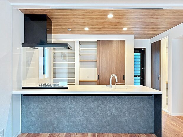 キッチンとお揃いのカップボード。全体に統一感ある仕上がりになっています。