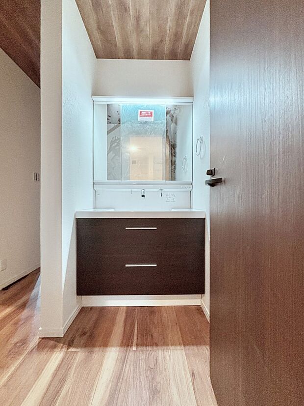 スタイリングに便利な三面鏡、ミラーキャビネットで細かい物スッキリ