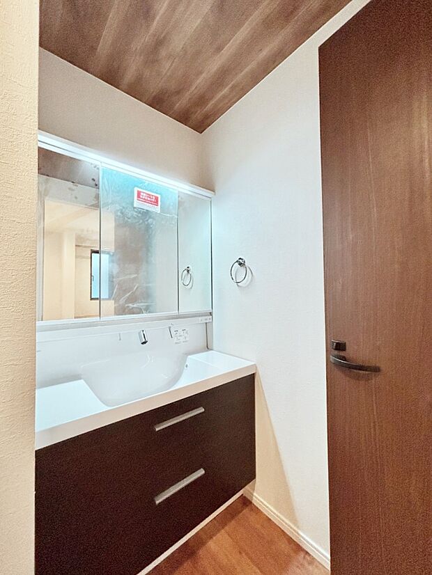 三面鏡キャビネット・シャワー付き洗面化粧台で忙しい朝の身支度もスムーズに!