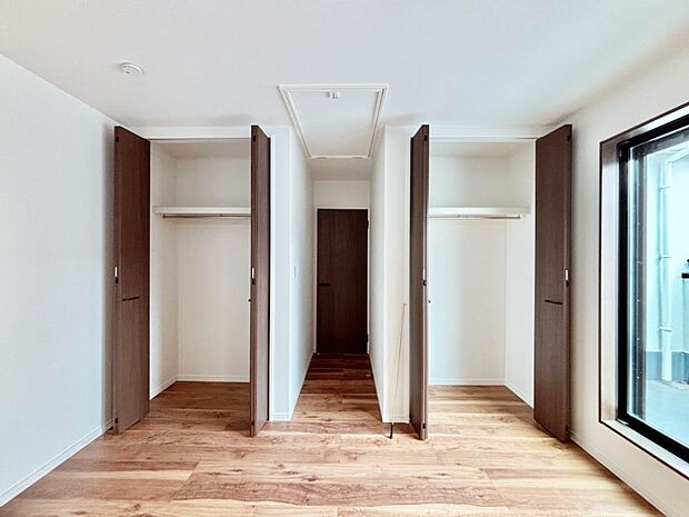 洋室のクローゼット。奥行きがあるので厚手の衣類もすっきり収まります。