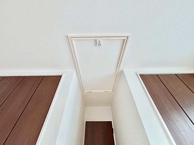 洋室内、屋根裏部屋を利用した収納スペース