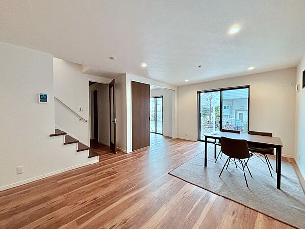 大きな窓からたっぷりの陽光と風を感じられるリビング