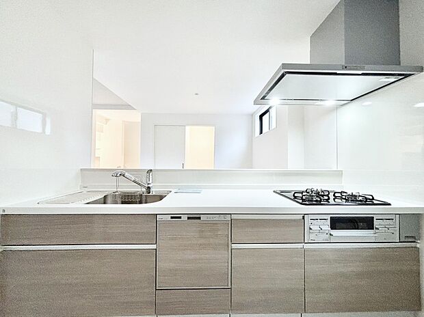 リビングを見渡せる人気のカウンターキッチン。 家族を見守りながら家事をすることができます。