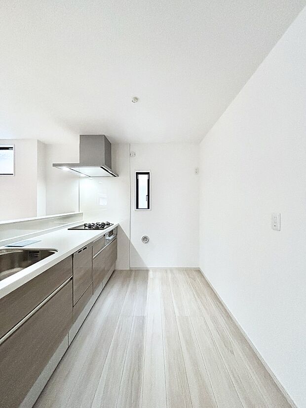 爽やかな風が通り抜けるキッチン。窓があるので明るく換気にも役立ちます。