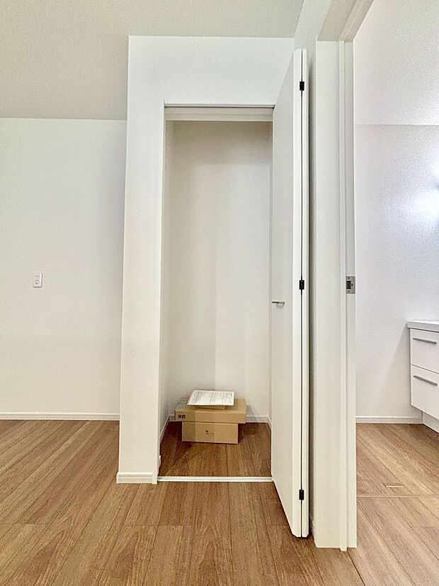 キッチン横収納！食材のストックはもちろん、日用品の収納など使い方はいろいろ！  