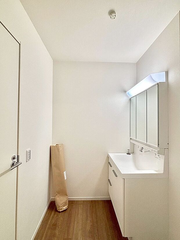 清潔感のある快適空間です。毎日の身支度も気持ち良くお使い頂けます。 