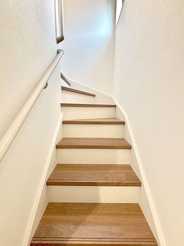 安全性を考慮し階段には手すりを設置しています