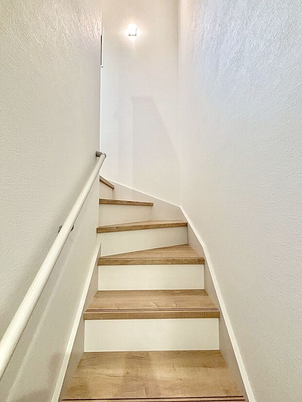 階段は手すり付きなので小さなお子さまやご高齢の方も安心です  