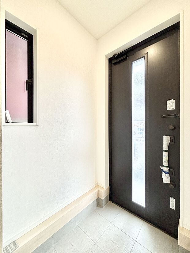 明るい玄関はお客様をお出迎えするのにぴったりです！ 