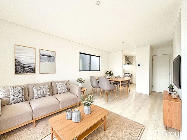 ご家族の賑やかな話し声で包まれる明るいリビング ※家具はCGです