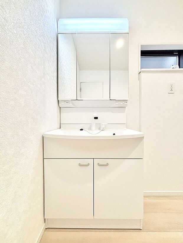 大きく見やすい三面鏡で清潔感ある洗面台は、身だしなみチェックや肌のお手入れにおすすめです。