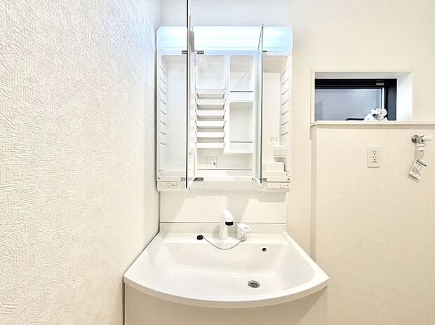 三面鏡の裏に、化粧品や衛生用品などを収納可能。洗面台をすっきりと保ちます！