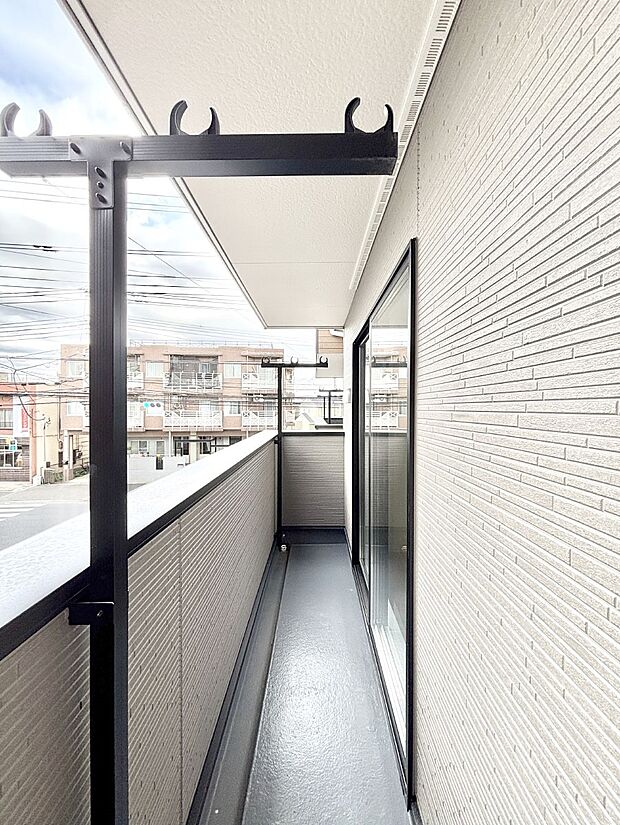 暖かな陽光が降り注ぐバルコニーはお洗濯におすすめ。爽やかな風も心地よいです。