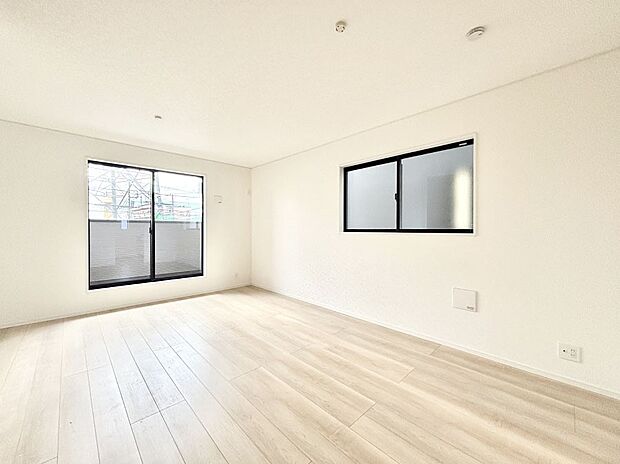 大きな窓からたっぷりの陽光と風を感じられるリビング