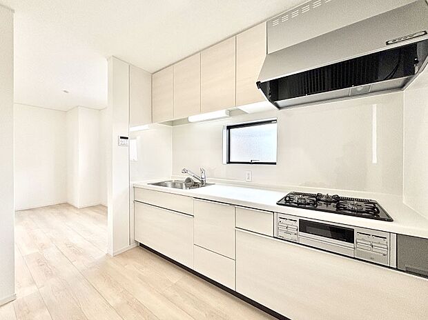 爽やかな風が通り抜けるキッチン。窓があるので明るく換気にも役立ちます。