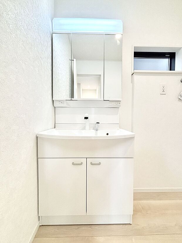 大きく見やすい三面鏡で清潔感ある洗面台は、身だしなみチェックや肌のお手入れにおすすめです。 