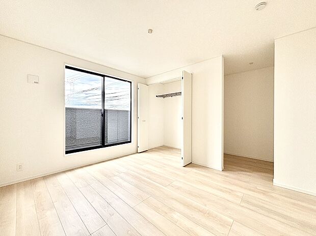 バルコニーが開放感をプラスしてくれる洋室  