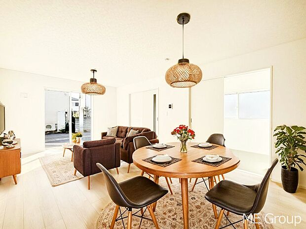 ご家族の賑やかな話し声で包まれる明るいリビング ※家具はCGです