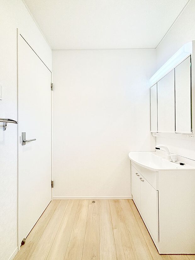 清潔感ある洗面化粧室で朝の身支度も快適