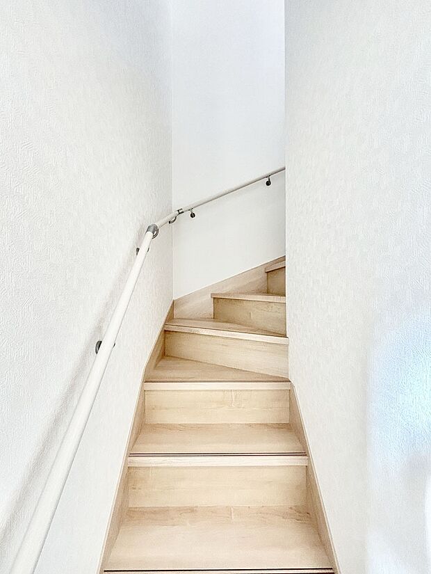 安全性を考慮し階段には手すりを設置しています