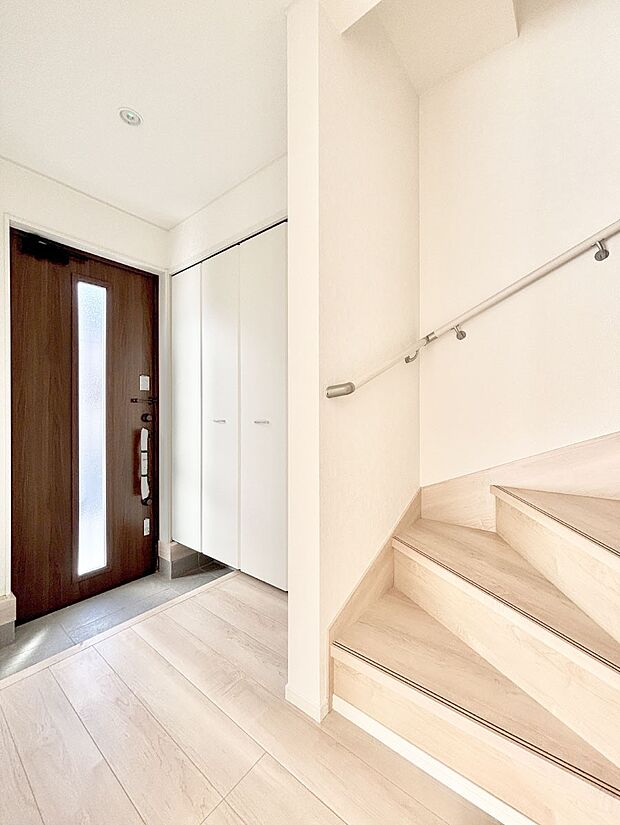 明るい玄関はお客様をお出迎えするのにぴったりです!