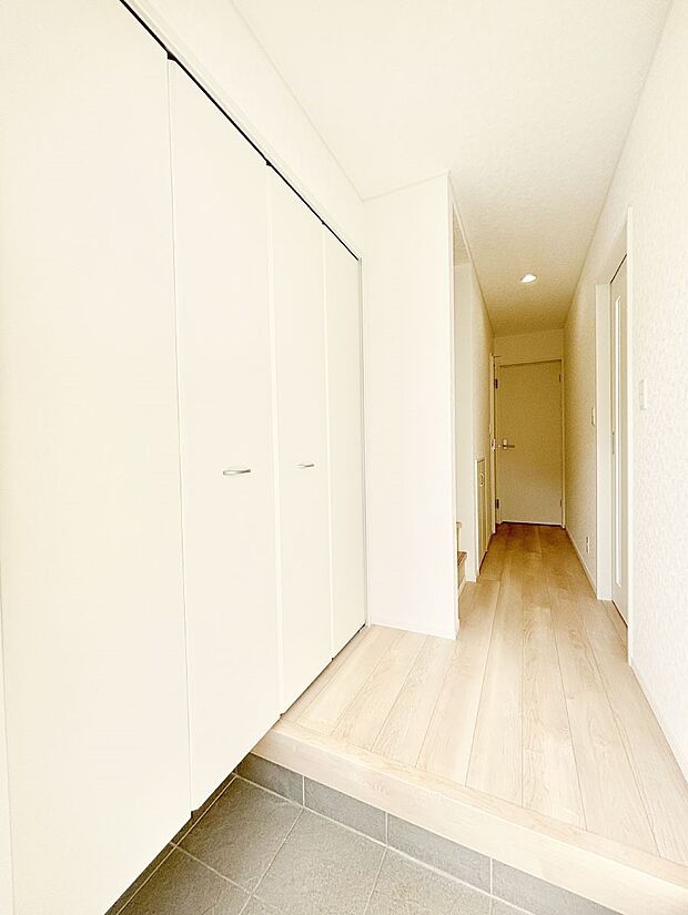 明るい玄関はお客様をお出迎えするのにぴったりです!