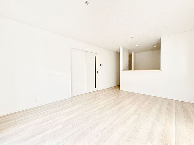 明るい陽光が注ぎ、寛ぎの雰囲気に満たされるリビング・ダイニング。 