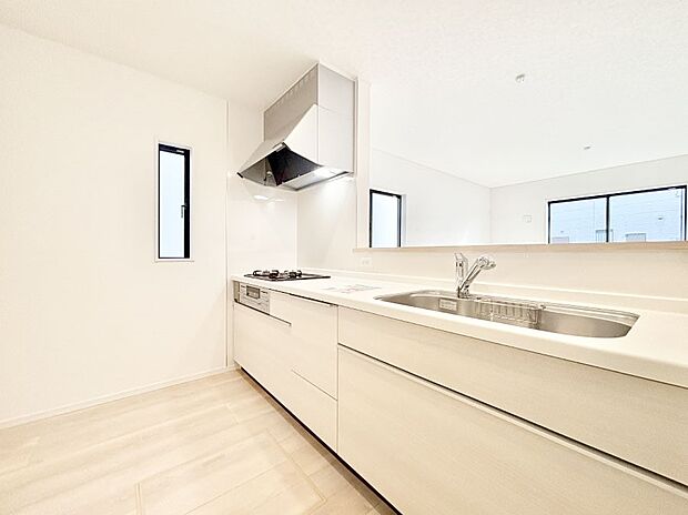 爽やかな風が通り抜けるキッチン。窓があるので明るく換気にも役立ちます。