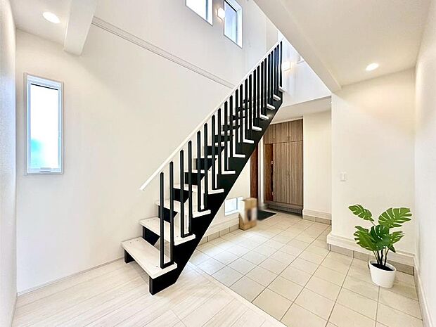 明るい玄関はお客様をお出迎えするのにぴったりです!