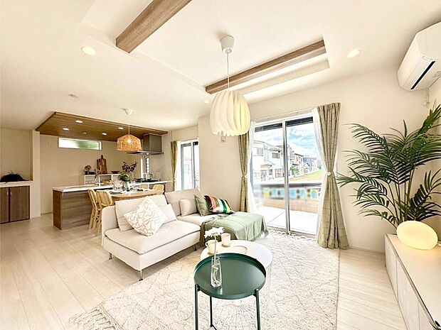 ご家族の賑やかな話し声で包まれる明るいリビング