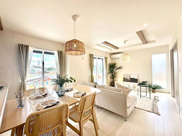 家族団らんの時間も増えそうなくつろぎのリビングダイニング。