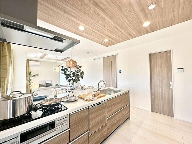 料理をしながらでもご家族との会話を楽しめる対面キッチン