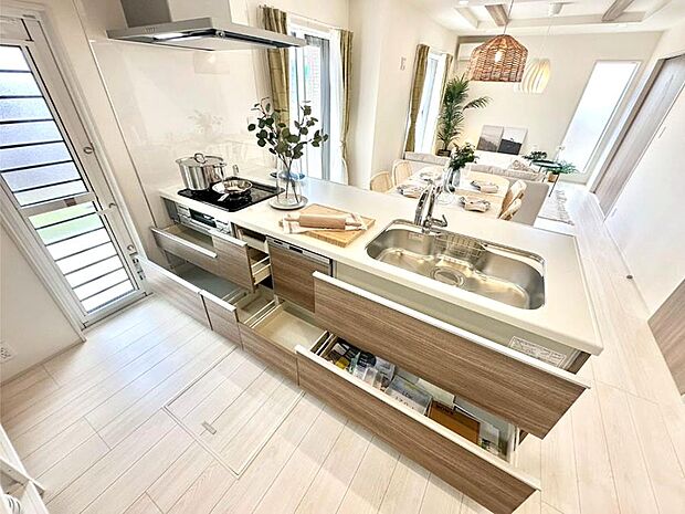 使いやすさを優先したスライド式収納タイプ!