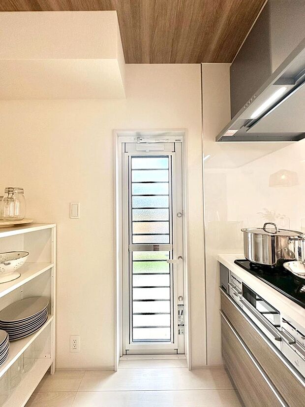 換気&採光にもうれしい勝手口