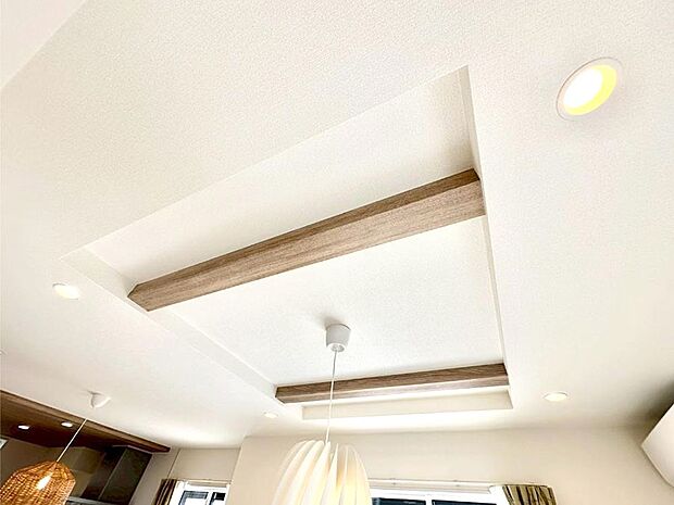 折上天井は立体的な奥行きがあるので、開放的な空間を演出できます。