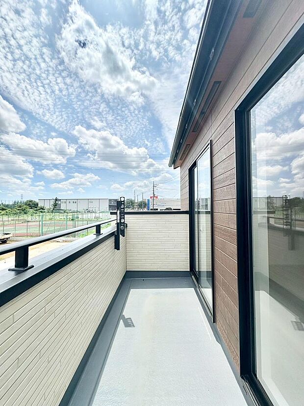 ゆったりバルコニーだから沢山お洗濯ものを干せます。