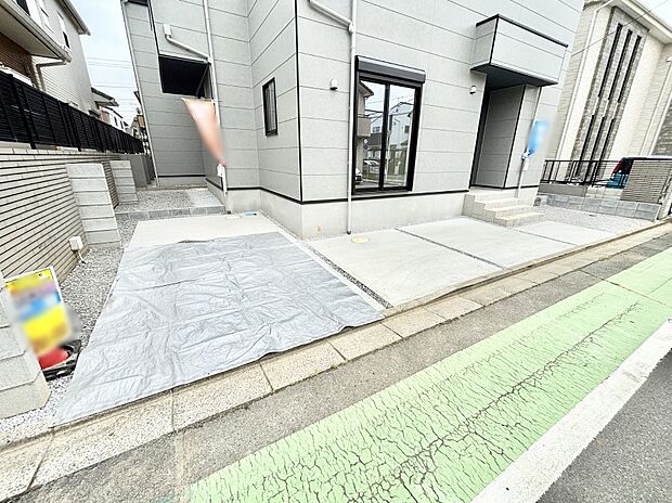 外観「無料オンライン相談」受付中!駐車2台可能!ご家族の自転車スペースとしても大活躍。