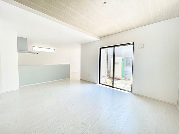 ご家族の賑やかな話し声で包まれる明るいリビング。