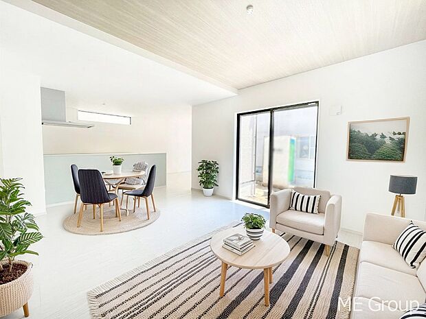 家族の和やかな会話が聞こえてきそう。開放感のあるリビングです。※家具はCGです  