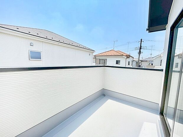 ゆったりバルコニーだから沢山お洗濯ものを干せます。