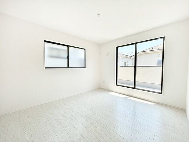 バルコニーが開放感をプラスしてくれる洋室。