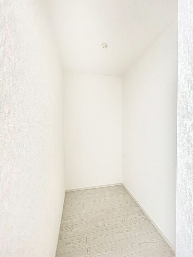 洋室のWIC。奥行きがあるので厚手の衣類もすっきり収まります。