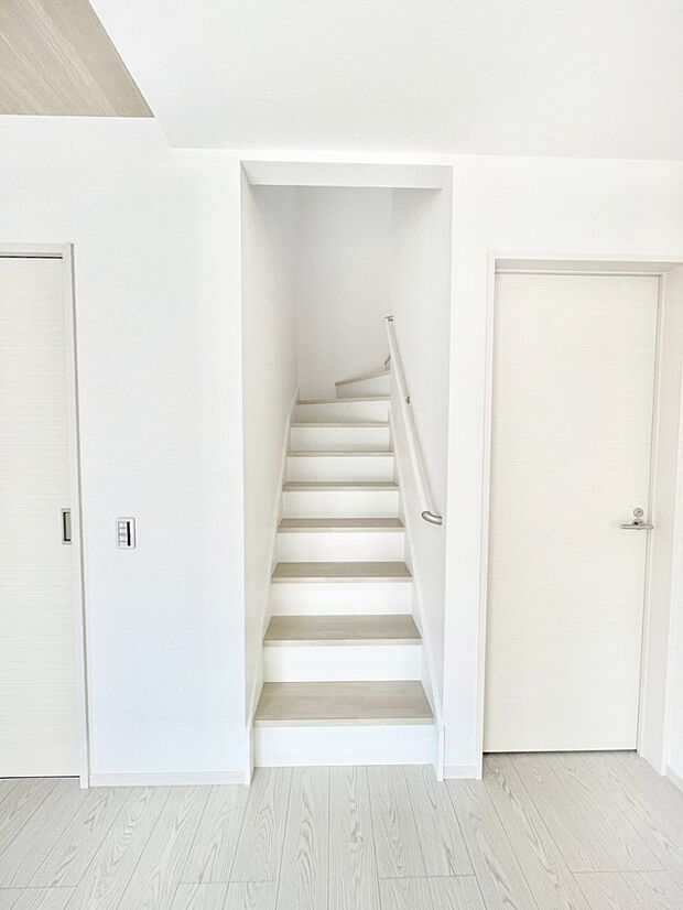 階段には手すりがあり、小さなお子様やお年寄りの方にも安心です。